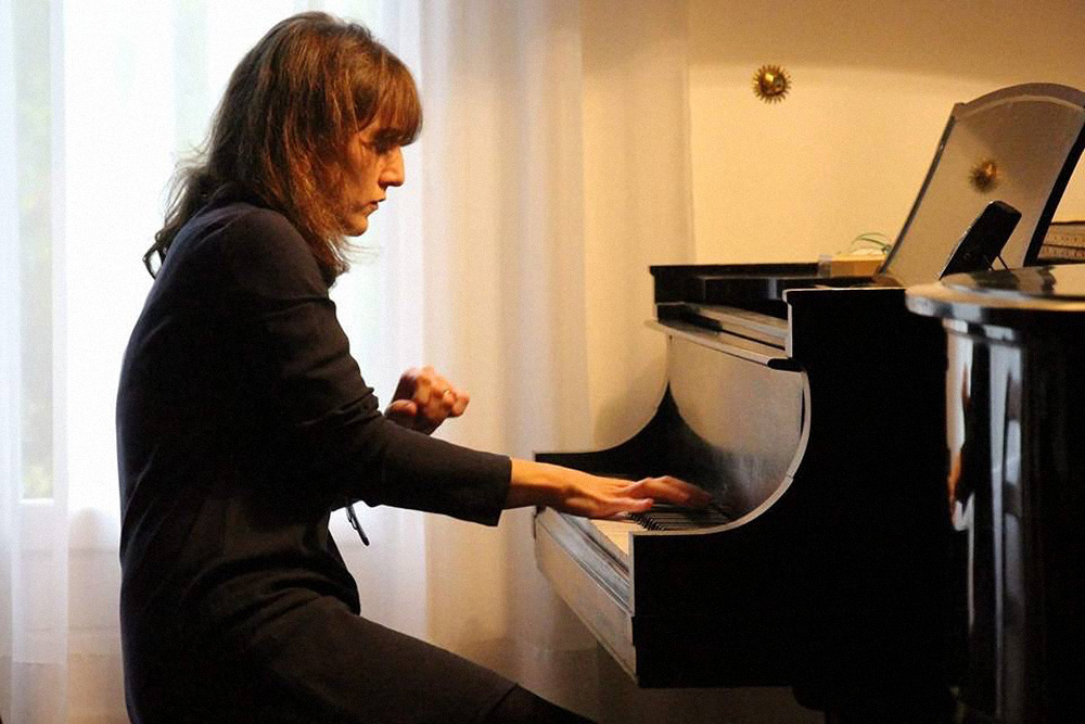Nina Chikashua, piano
